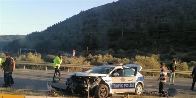 Trafik polisleri kaza yaptı: 1 polis memuru yaralı