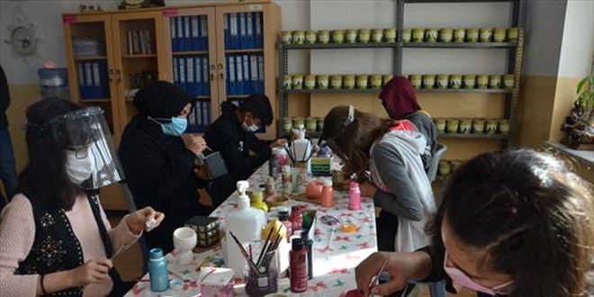 Okulda yapıp satıyorlar, geliri ile de ihtiyaç sahibi öğrencilere destek oluyorlar