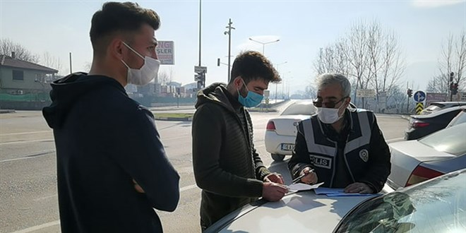 Sahte izin belgesi ile sokağa çıkan 2 gence, 6 bin 300 TL ceza
