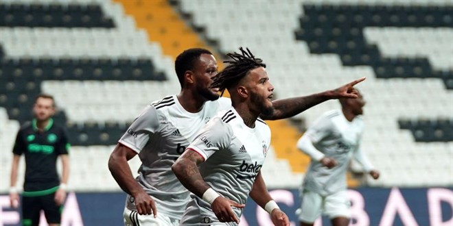Beşiktaş 10 kişiyle zirveye tutundu