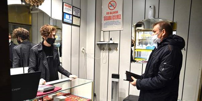 Silahlı soyguncuyu 'demo' bilezikle kandırdı
