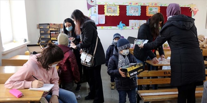 Gönüllü gençler köy okullarını yüz yüze eğitime hazırlıyor