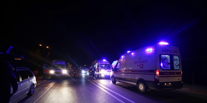 Alkollü sürücü ambulansa arkadan çarptı: 2 yaralı