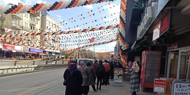 Mağaza kuyruğunda koronavirüse davetiye çıkardılar