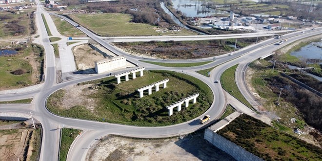 Yapm devam eden Karadeniz Sahil Yolu, Sakarya'da ilerliyor