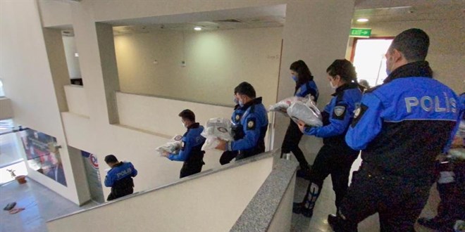 İstanbul polisinden yetim-öksüz çocuklara kışlık kıyafet