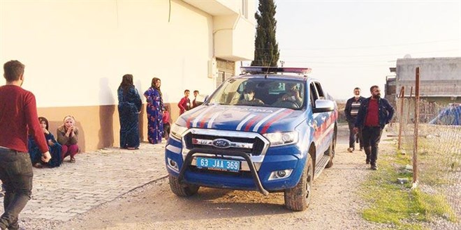 Borçlusunu bulamayınca eşini katledip kendini vurdu