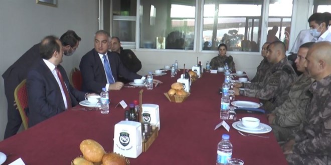 Bakan Ersoy, özel harekat polisleriyle yemekte bir araya geldi