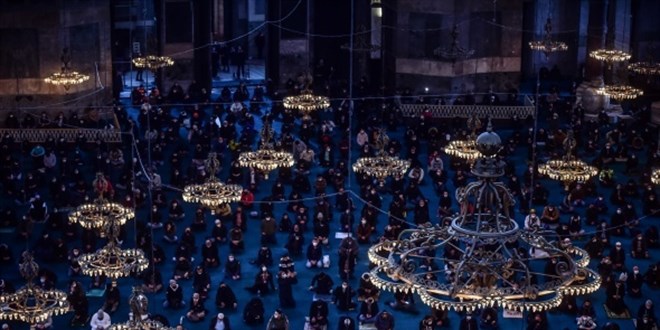 Ayasofya Camii yeni ehresiyle hayran brakt