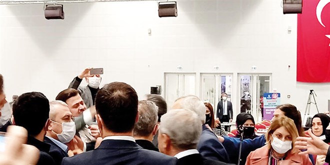 İBB Meclisi'nde bitmeyen atışma! Siyasetten çıkıp İstanbul'a gelemediler