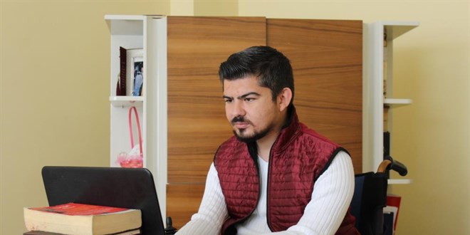 Yüzde 92 fiziksel engelli genç, 7'nci üniversitesini okuyor