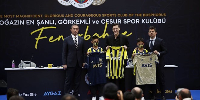 Mesut Özil'in imzaladığı formalar rekor fiyata satıldı