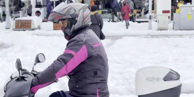 Paket servis kuryeleri karlı yollarda zor anlar yaşıyor