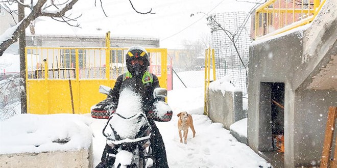 Kuryelerin buzlu yollarda yaşam mücadelesi