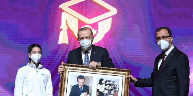 Cumhurbakan Erdoan'a 18 yl sonra byk srpriz!