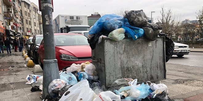 Belediye iileri grev yapt, Kadky'de p dalar olutu