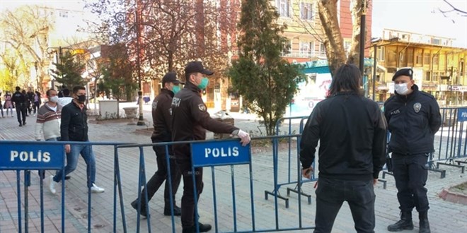 Mutasyonlu virüs şüphesiyle sokağa giriş çıkışlar kapatıldı