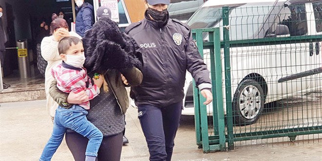 Hırsızlık faillerinin gözaltı görüntüleri şaşırttı: Bu çocukların suçu ne?