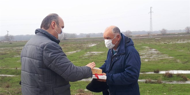 Yalnızken bile maske takan köy sakini Vali'nin takdirini kazandı