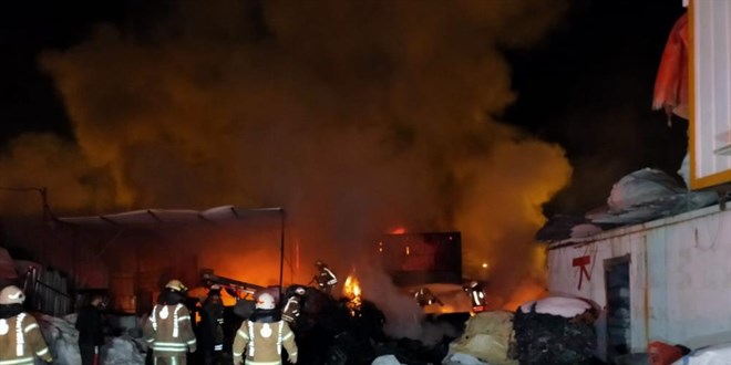 Ümraniye'de geceyi alevler aydınlattı