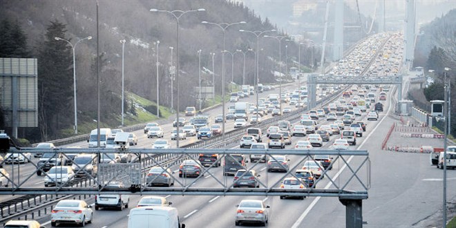 İstanbul'da trafik yoğunluğu tüm güne yayılıyor