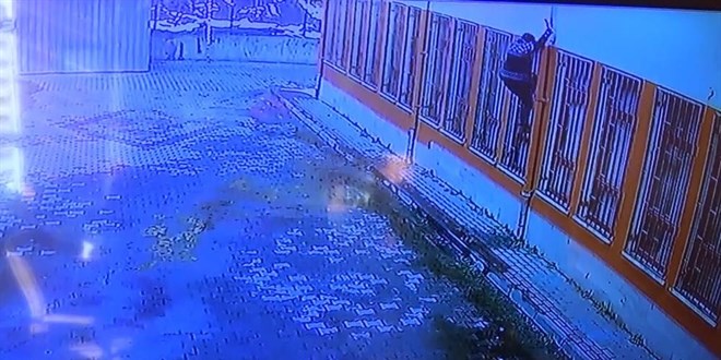 Okulda saklanan 3 çocuk, paraları alıp örümcek adam gibi kaçtı