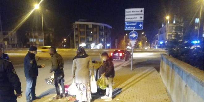 Lüks araçla dilenmeye geldiler, zabıtaya yakalandılar
