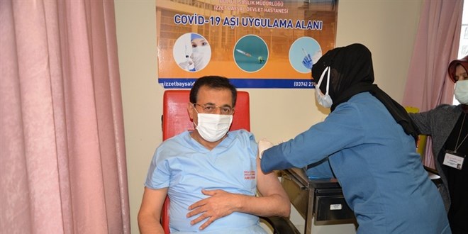Vali aşısını oldu, ildeki aşılama sayısını açıkladı