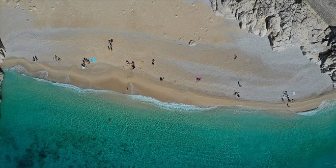 Antalya'da deniz ve güneş keyfi yaşanıyor