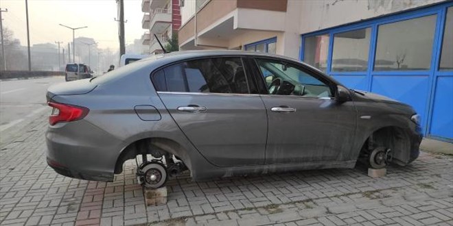 Park halindeki otomobilin jant ve lastikleri çalındı