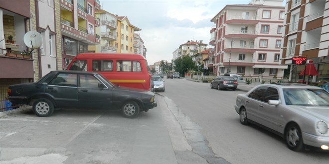 Otoparkta ve kaldırımda erişim engeline geçit yok