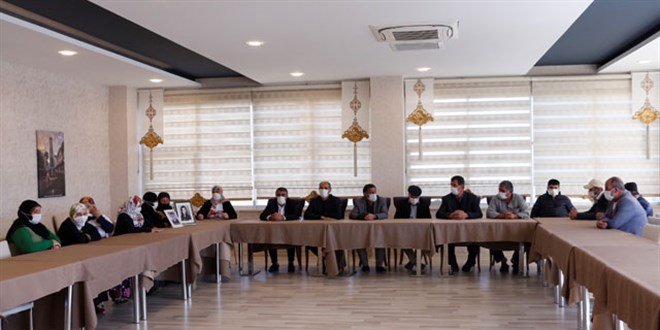Evlat nöbetindeki baba: HDP, terörle iş birliği yapıyor