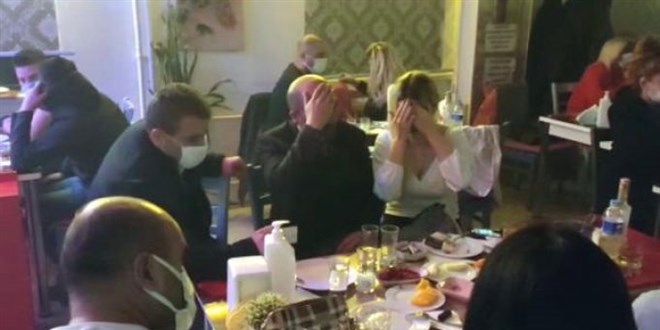 Pavyona çevrilen 2 kafeye yapılan baskında 40 kişi yakalandı
