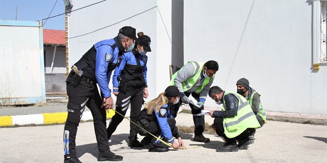 Polisler okul bahçelerine sosyal mesafe uyarı işaretleri çizdi