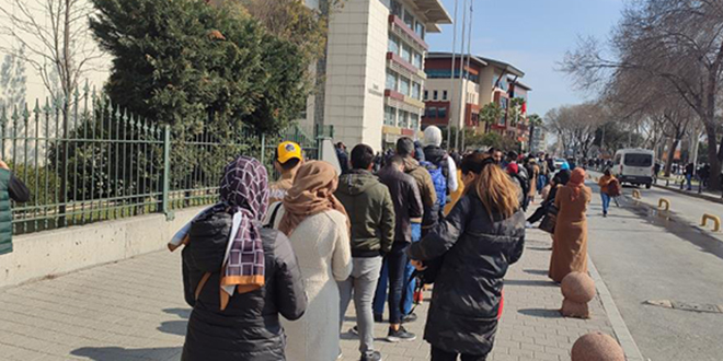 Vergi daireleri önünde son gün kuyrukları