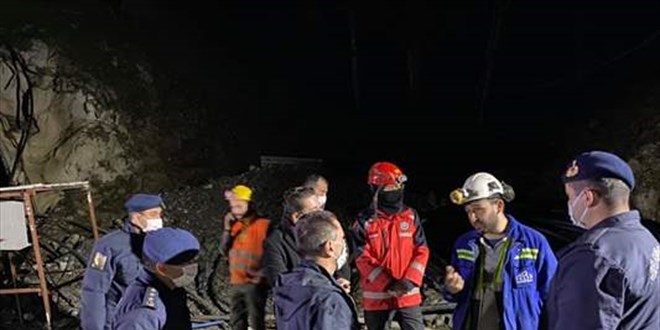 Meydana gelen göçükte mahsur kalan işçiyi kurtarma çalışması devam ediyor