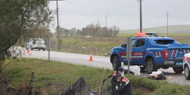 Balıkesir'de su kanalına devrilen otomobildeki 2 kişi hayatını kaybetti