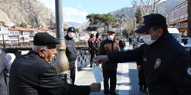 Çok yüksek riskli ilde denetimler artırıldı, sokakta sigara içenlere ceza kesildi