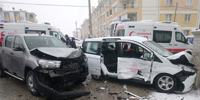 Aşı çalışması yapan sağlık görevlileri kaza yaptı: 4 yaralı