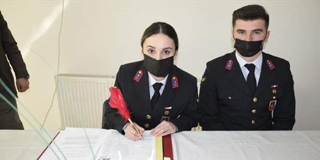 Jandarma astsubay çift, nikah masasına üniformalarıyla oturdu