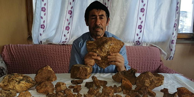 Tarlasında bulduğu göktaşı için müşteri bekliyor