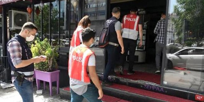 Kıraathanelerde kağıt oynamak yasak
