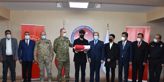 18 Mart'ta Çanakkale'de göndere çekilecek ay yıldızlı bayrak Şırnak'a ulaştı