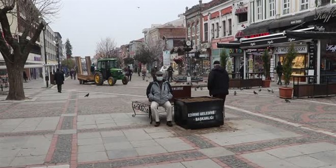 Kırmızı renkte bulunan Edirne'de banklar geçici olarak kaldırıldı