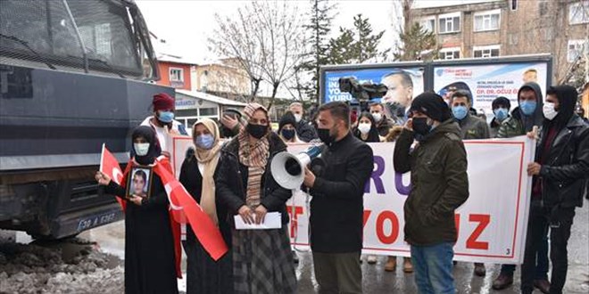 Hakkari'de terör mağduru aileler, HDP İl Başkanlığı önünde eylem yaptı