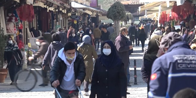 'Çok yüksek riskli' ilde sıcaklık arttı, maske ve mesafe unutuldu