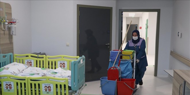 Hastanelerin görünmez kahramanları 'kadın görevliler'