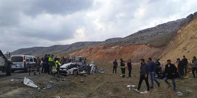 Diyarbakır'da feci kaza: 5 ölü, 4 yaralı