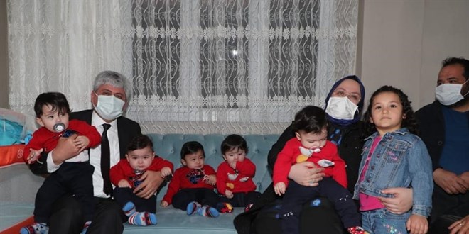 Bakan Selçuk, Hatay'daki beşiz bebek sahibi aileyi ziyaret etti