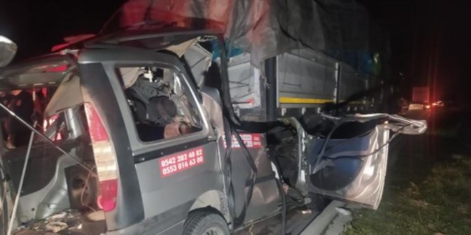 Adana'da hafif ticari araç tıra arkadan çarptı: 3 ölü